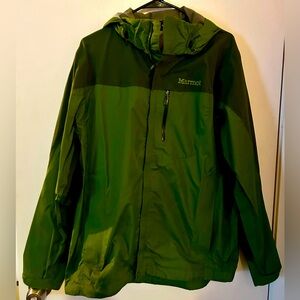 Medium Men’s two-toned green Marmot jacket.